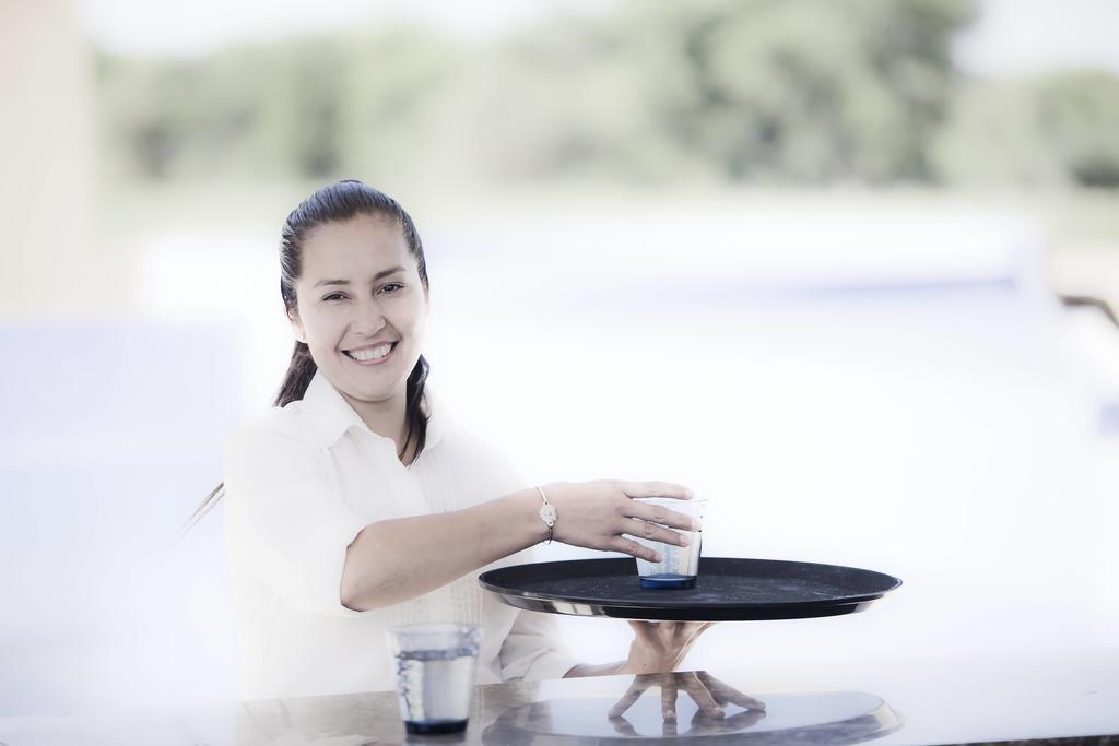 Grace Cafayate Ξενοδοχείο Εξωτερικό φωτογραφία A waitress at work