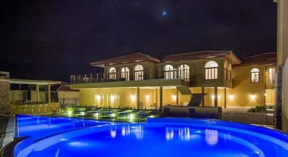 Grace Cafayate Ξενοδοχείο Εξωτερικό φωτογραφία The pool at the hotel