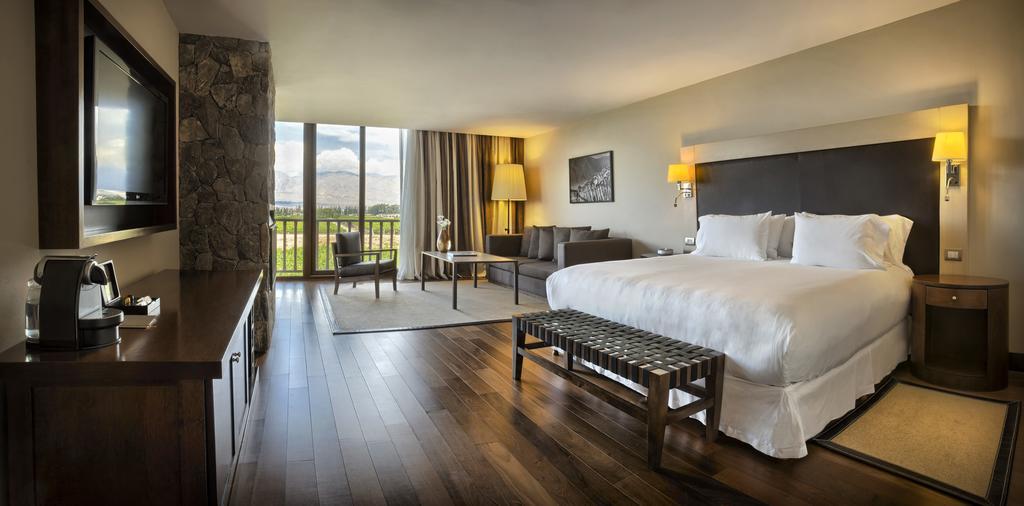 Grace Cafayate Ξενοδοχείο Εξωτερικό φωτογραφία A guest room at the Four Seasons Hotel