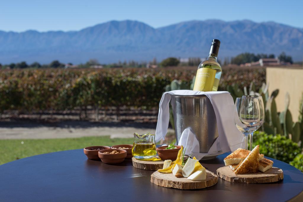 Grace Cafayate Ξενοδοχείο Εξωτερικό φωτογραφία A bottle of wine from the region